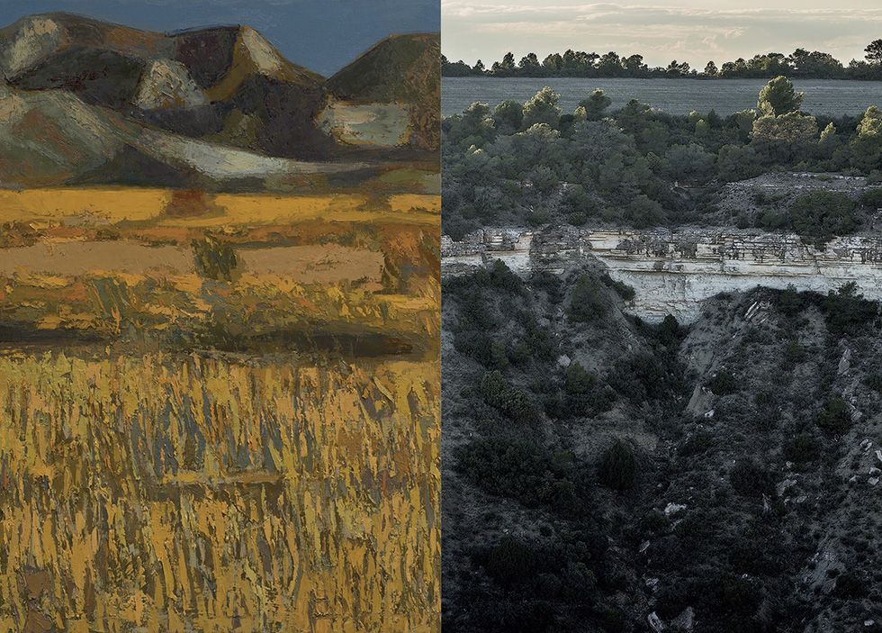 Díptico con una pintura abstracta de un paisaje de montaña y campo a la izquierda y una fotografía de un cañón rocoso boscoso a la derecha.