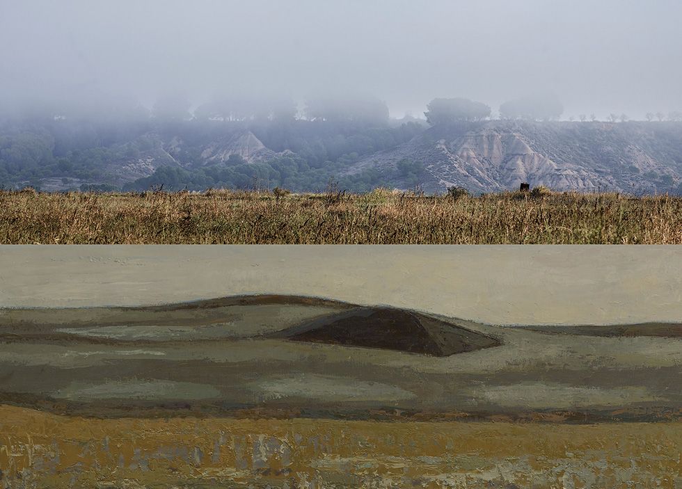 Díptico con una fotografía de paisaje brumoso de un campo con colinas al fondo arriba y una pintura abstracta de un paisaje abajo.