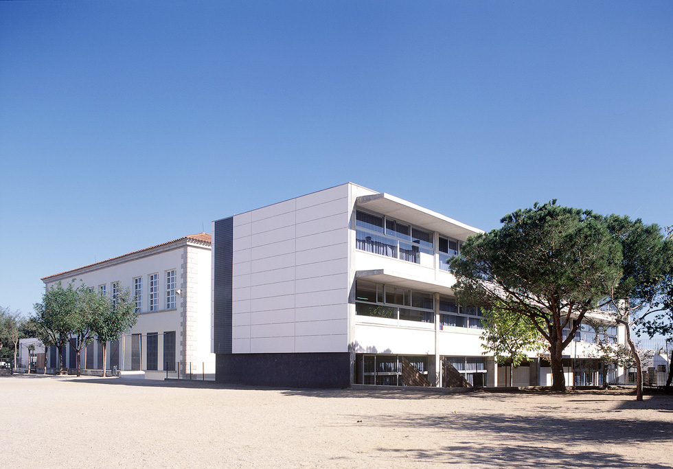 Modern school building with trees in the courtyard.