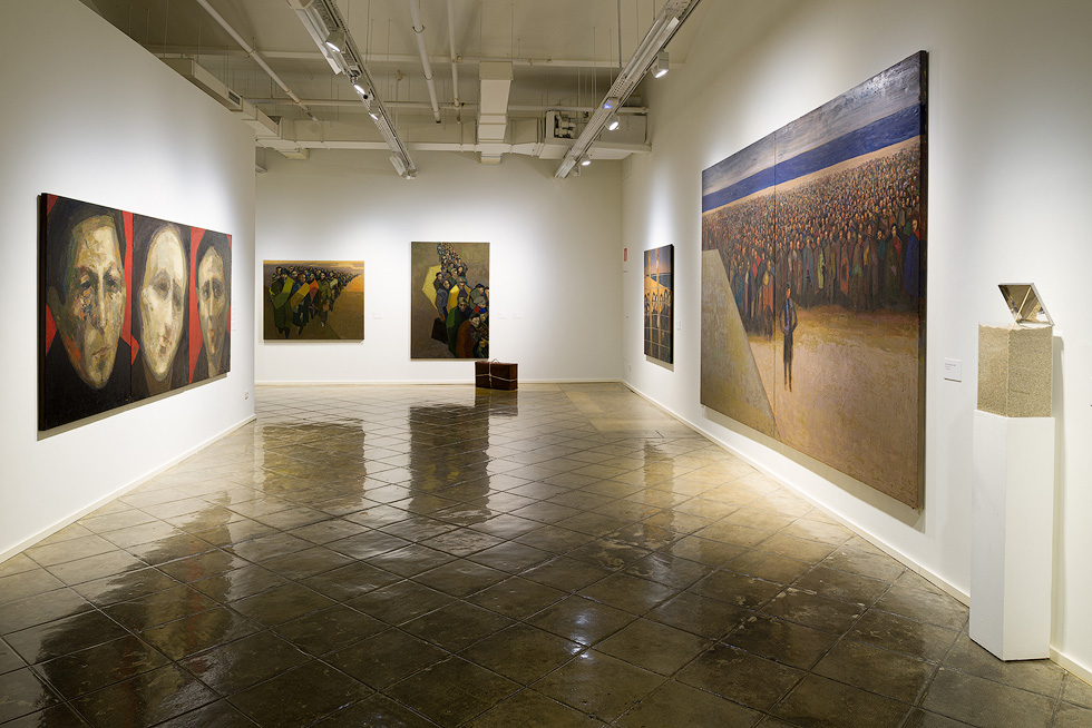 Art gallery featuring Guerrero Medina's paintings, with portraits on the left and large crowd scenes on the right.