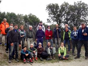 Un grupo de personas posando juntas al aire libre en un sendero con árboles en el fondo.