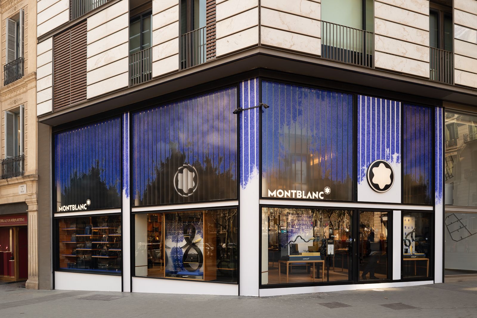 Exterior de tienda Montblanc con un diseño moderno, con grandes ventanas y elegante marca.