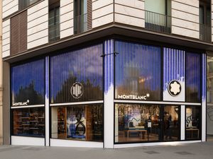 Exterior de botiga Montblanc amb un disseny modern, amb grans finestres i branding elegant.