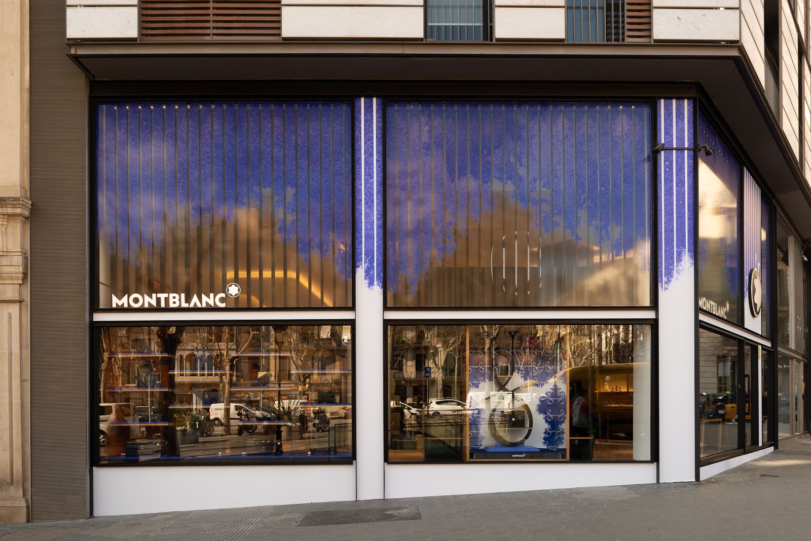 Exterior de tienda Montblanc mostrando grandes ventanas con elegante marca y una fachada moderna.