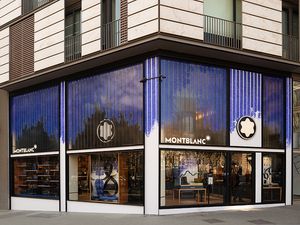 Exterior de tienda Montblanc con un diseño moderno, con grandes ventanas y elegante marca.