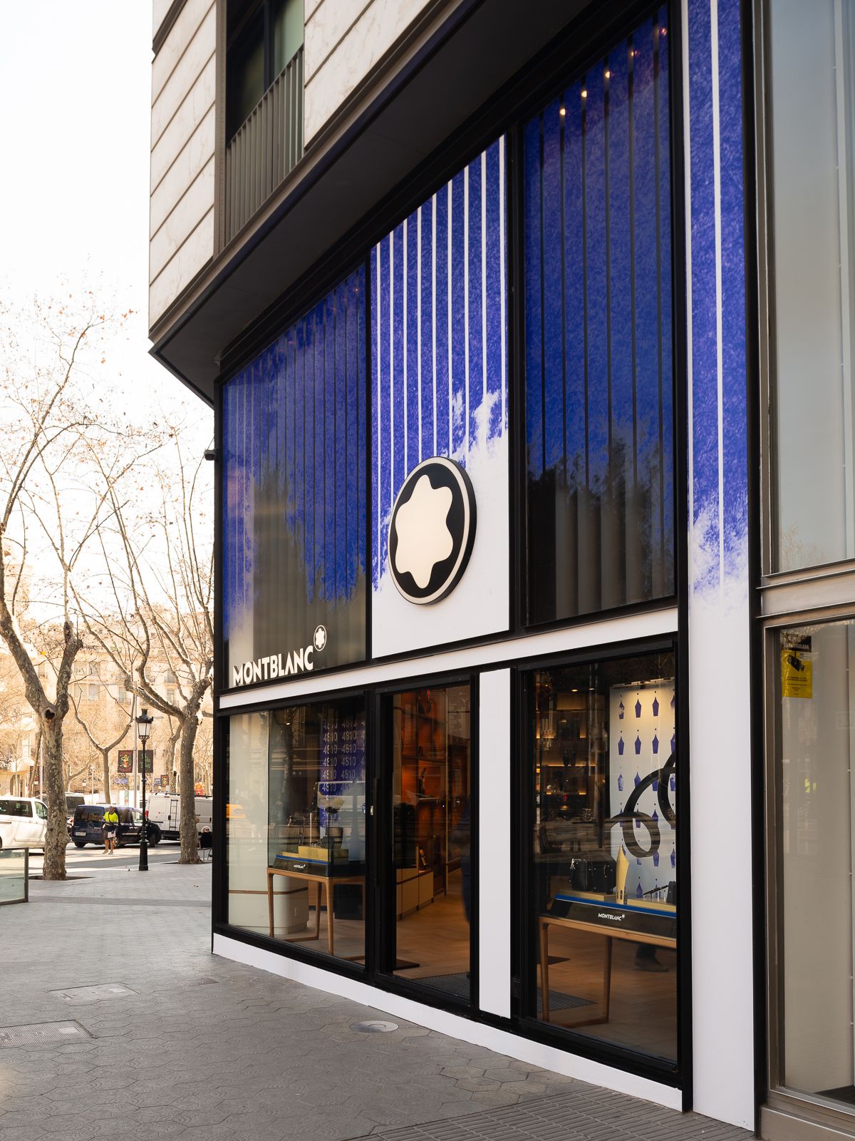 Exterior de tienda Montblanc durante el día con diseño artístico azul en la ventana y logotipo de Montblanc.